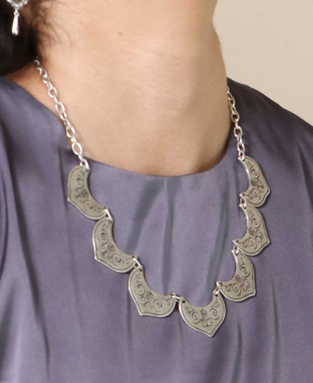 Scalloped Fan-Plate Bib Necklace