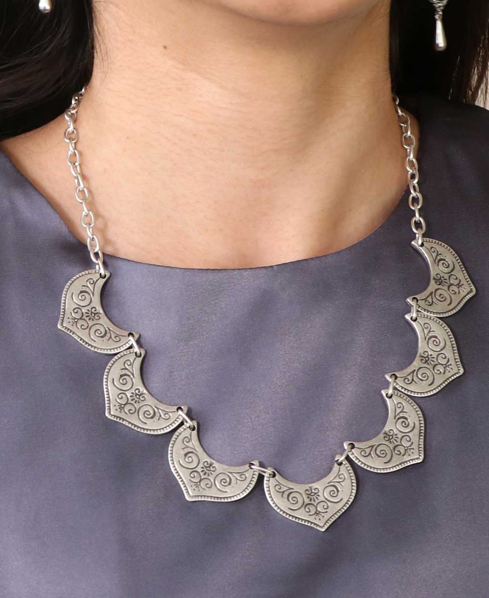 Scalloped Fan-Plate Bib Necklace